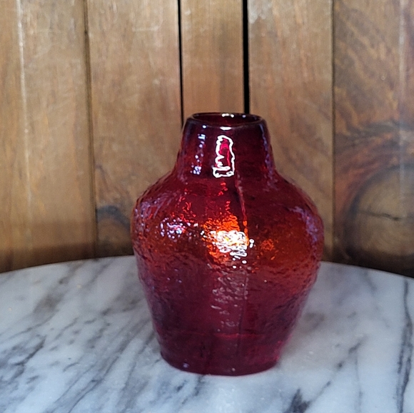 Elegant Red Glass Vase - Picture 9 of 16